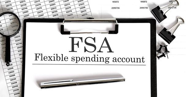 Rugalmas kiadási számlával rendelkező papír FSA az asztalon diagrammal - Fotó, kép