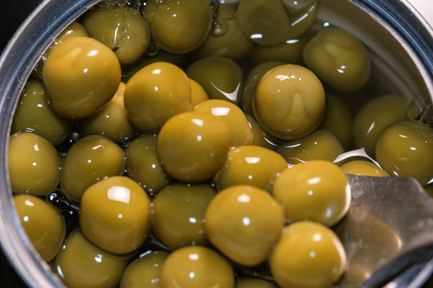 缶でジュース中の若い緑のエンドウ豆を閉じるマクロ写真 - 写真・画像