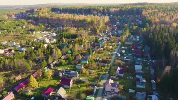 Yekaterinburg şehrinin varoşlarındaki tatil köyü. Ural, Rusya. Sonbahar, gün batımı. 4K - Video, Çekim