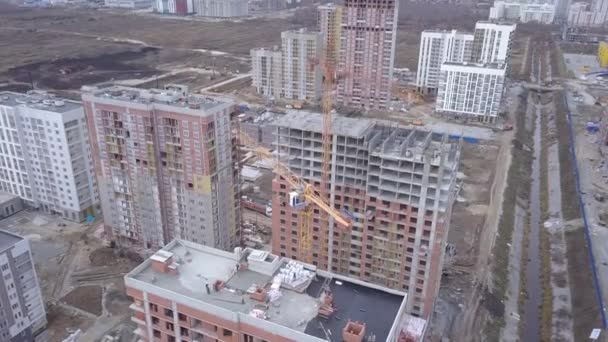 Jekatyerinburg, Oroszország. Toronydaruk munkája egy építkezésen. Új építési terület - Akademicheskiy (Academic). 4K - Felvétel, videó