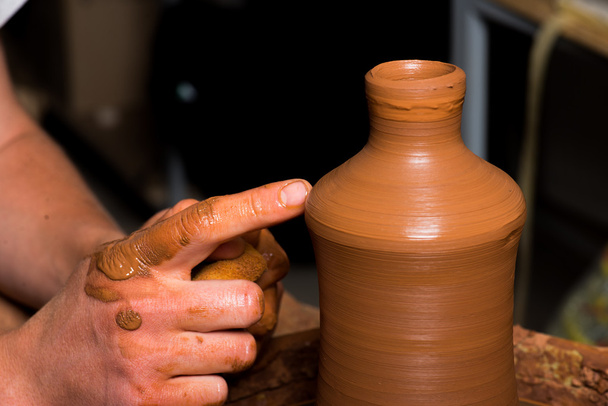 manos de un alfarero, creando un frasco de barro - Foto, Imagen