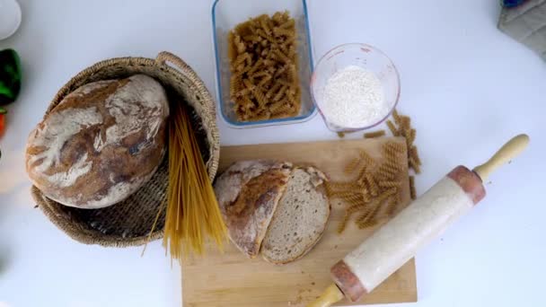 Chleb, spaghetti i jajka na białym stole - Materiał filmowy, wideo
