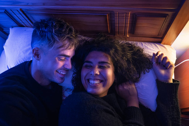 couple au lit avec des lumières - Photo, image