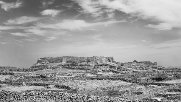 Чорно-білий камінь з міцного кам "яного пейзажу і характерні сухі кам" яні стіни на Інішмаані, одному з Аранських островів на західному узбережжі Ґолвей (Ірландія).. - Фото, зображення