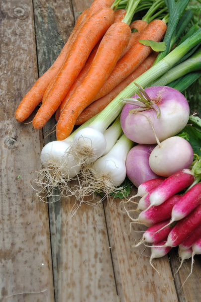 verduras frescas en tablón
  - Foto, imagen
