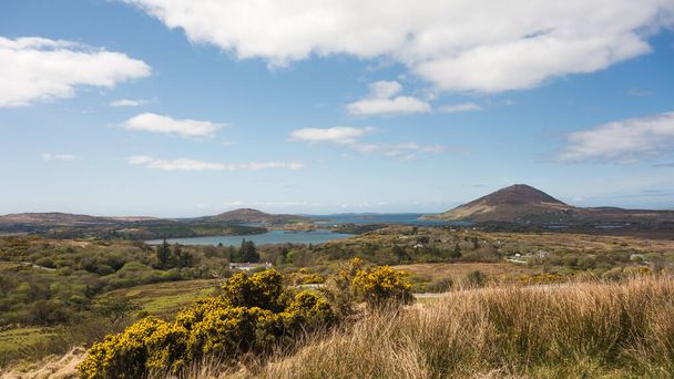 Näkymä kohti Tully Mountainia ja Atlantin valtamerta Diamond Hillistä Connemaran kansallispuistossa Galwayn kreivikunnassa, Irlannissa. - Valokuva, kuva