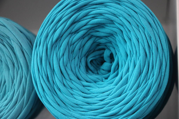 t-shirt yarn balls light blue color on shop shielf. Ručně vyráběné řemeslo recyklovat ekodesign. - Fotografie, Obrázek