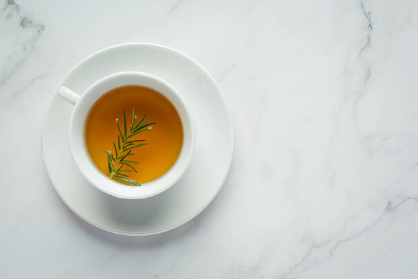 Tè caldo al rosmarino in tazza pronto da bere - Foto, immagini