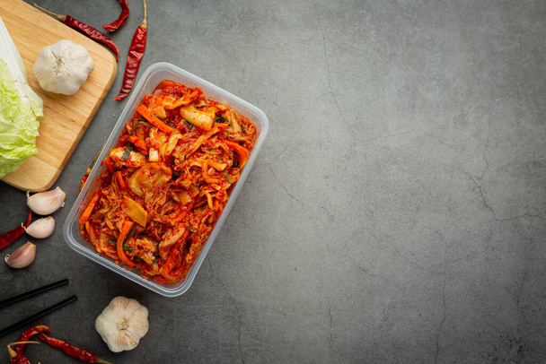 kimchi έτοιμο να φάει σε πλαστικό κουτί - Φωτογραφία, εικόνα