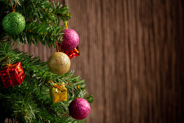 Nahaufnahme Bild von Weihnachtsbaum schmücken mit Schmuck - Foto, Bild