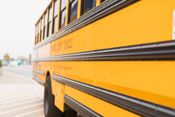 Крупним планом жовтий шкільний автобус під час польової подорожі
. - Фото, зображення