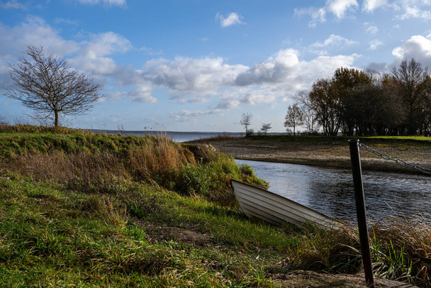 背景に劇的な空を持つ川の景色。スウェーデン・スカニア州ヴォムの写真 - 写真・画像