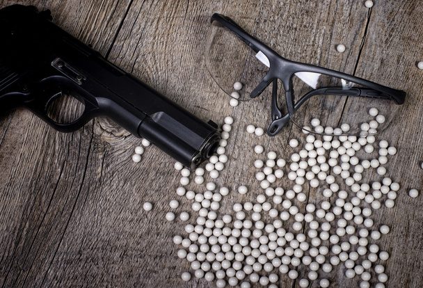 pistola airsoft com óculos
  - Foto, Imagem