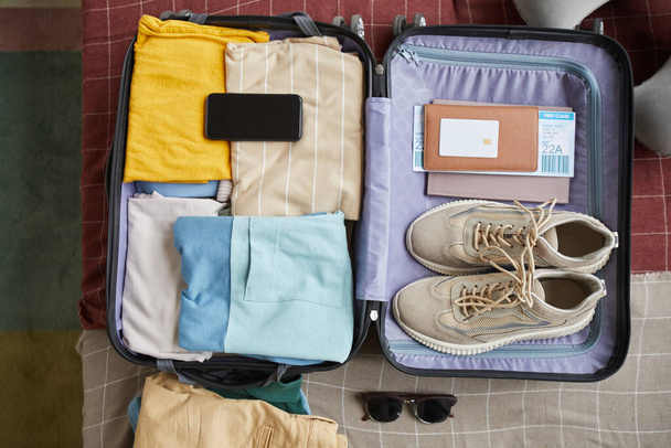 Vaatteet, joissa on asiakirjoja matkalaukussa - Valokuva, kuva