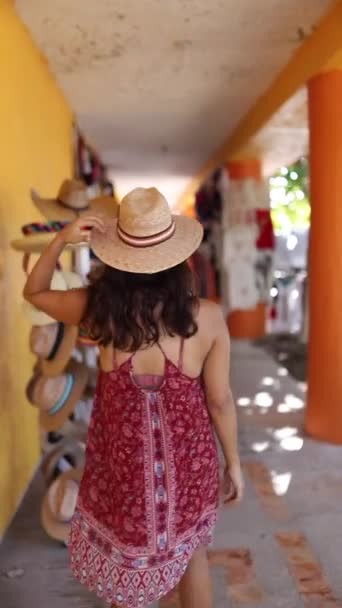 Vidéo avec Portrait Orientation d'une femme essayant sur chapeaux mexicains traditionnels - Séquence, vidéo