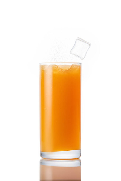 Vaso de zumo de fruta con hielo sobre fondo blanco - Foto, Imagen