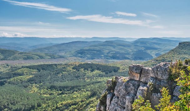 Krajobraz. Widok na Krymskie Góry z tarasu widokowego w pobliżu Bakhchisarai, Krym, Ukraina. - Zdjęcie, obraz