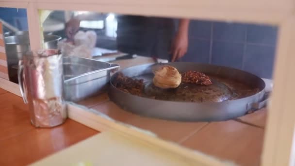 Man die een torta kookt in een restaurant - Video
