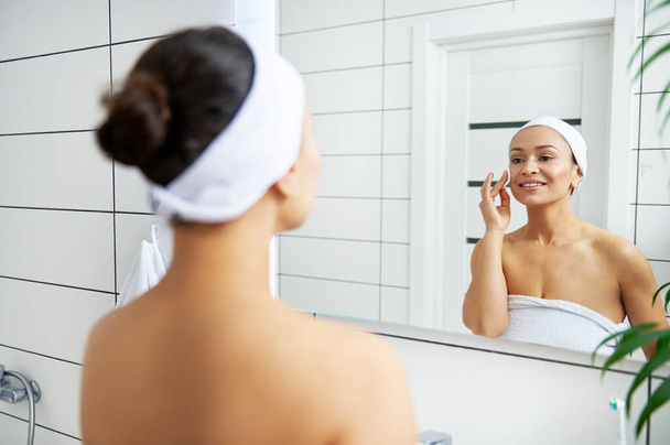 Riflessione nello specchio di una donna sorridente. Concetto pulizia - Foto, immagini
