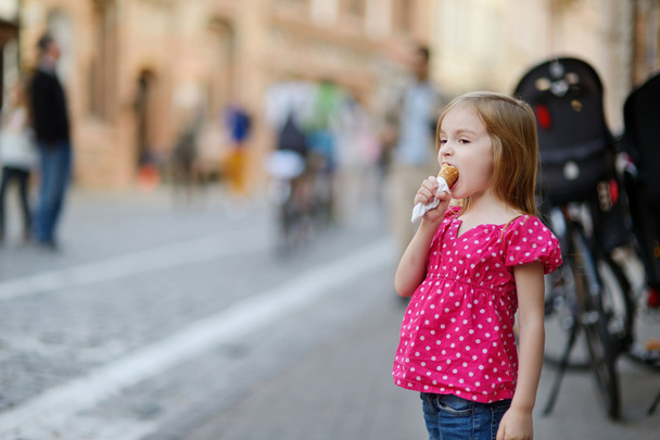 Adorable little girl eating ice-cream outdoors - Fotografie, Obrázek