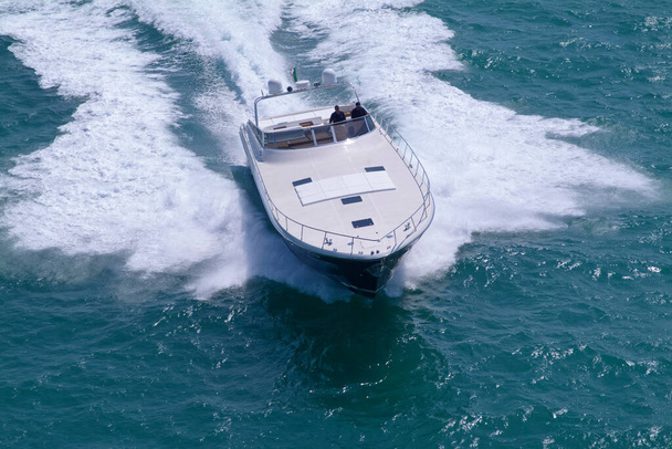 Italie, Mer Méditerranée, vue aérienne des personnes sur un yacht de luxe - Photo, image