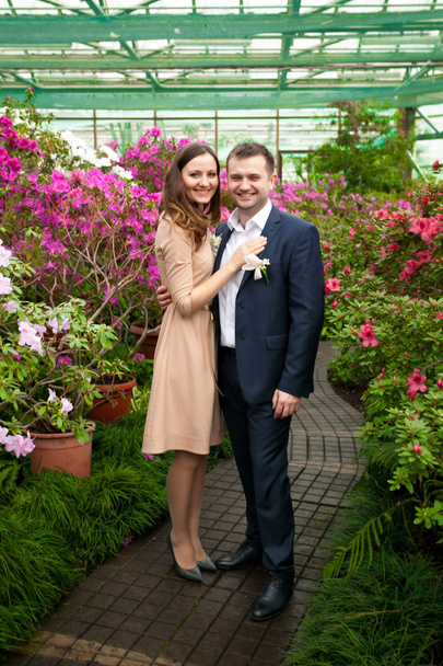 Abraço de noivo com dama de honra em orangery
 - Foto, Imagem