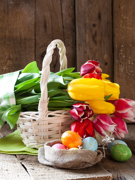 Flores de tulipa e ovos de páscoa
 - Foto, Imagem