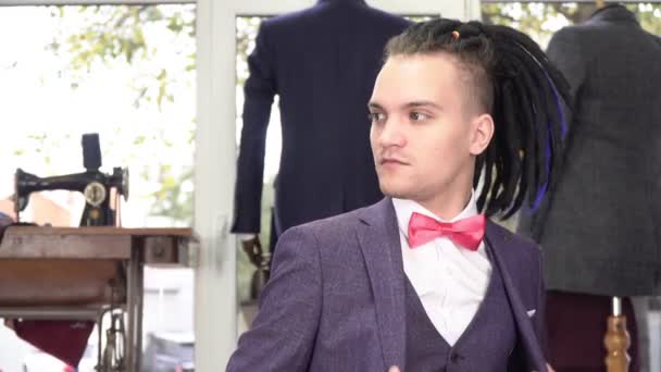 Muotokuva tyylikäs mies klassinen puku ja hiukset rastat - Materiaali, video