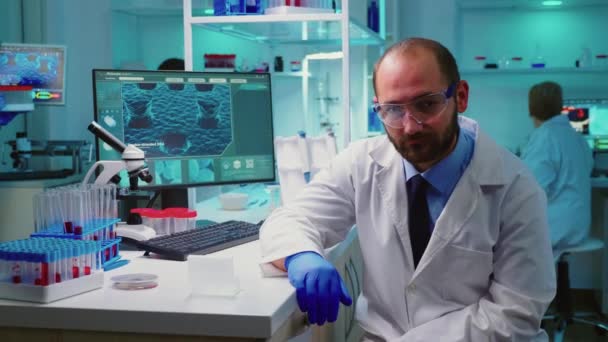 Wyczerpany portret lekarza chemika patrzącego w kamerę wideo - Materiał filmowy, wideo