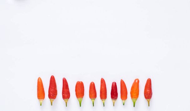 Pikantní paprika plochá ležela v přímce - Fotografie, Obrázek