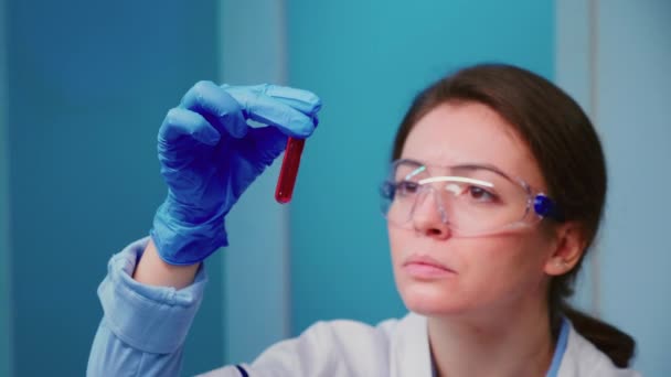 Вчена жінка вивчає зразки крові
 - Кадри, відео