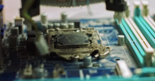 O assistente remove o resfriamento da CPU para diagnósticos. Reparação e manutenção de placas de computador e os mais recentes processadores. Substituição de pasta térmica chip. Na moderna fábrica de fabricação eletrônica - Filmagem, Vídeo