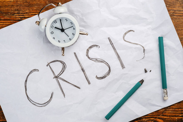 Keskeneräinen kirjoitus kriisi, rikki kynä ja herätyskello paperille  - Valokuva, kuva