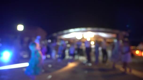 Silhouettes de gens dansant joyeuse danse énergique sur la piste de danse - Séquence, vidéo