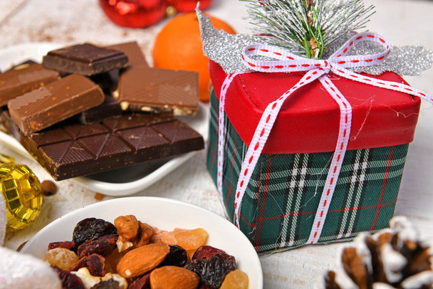 fundo de vista superior de comida doce para Feliz Natal ou decoração de feriado de ano novo doces de chocolate, tangerinas, biscoitos em madeira branca - Foto, Imagem