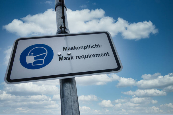 Requisito de máscara (alemán: "Maskenpflicht") recordatorio en lugar público en Alemania - Foto, Imagen