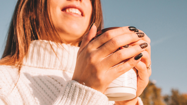 Veselé pití kávy. Šťastná mladá dívka s šálkem čaje ve slunečním světle těší její ranní kávu. Krásná žena životní styl - Fotografie, Obrázek