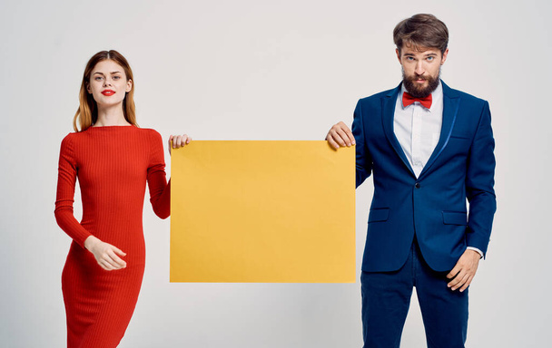 reclame man en vrouw poster mockup licht achtergrond - Foto, afbeelding