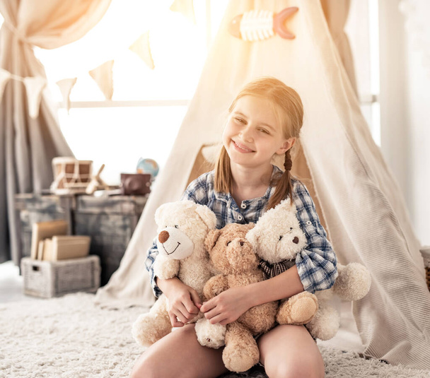 Little girl holding teddy bears - Valokuva, kuva