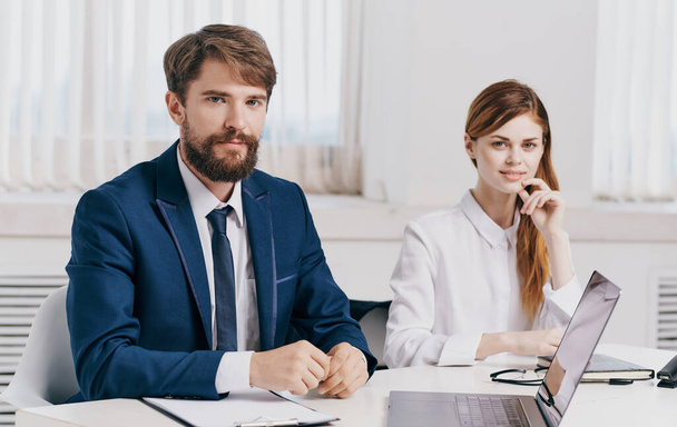чоловік і жінка з ноутбуком в офісному зв'язку співробітники бізнесу фінанси
 - Фото, зображення