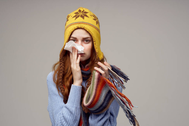 femme avec une serviette de nez qui coule dans la main problèmes de santé maux de tête - Photo, image