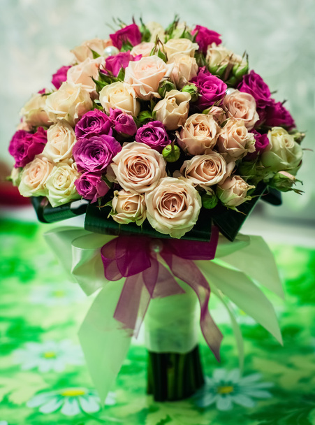 Kaunis vaaleanpunainen ja valkoinen ruusut, morsiuskimppu
 - Valokuva, kuva