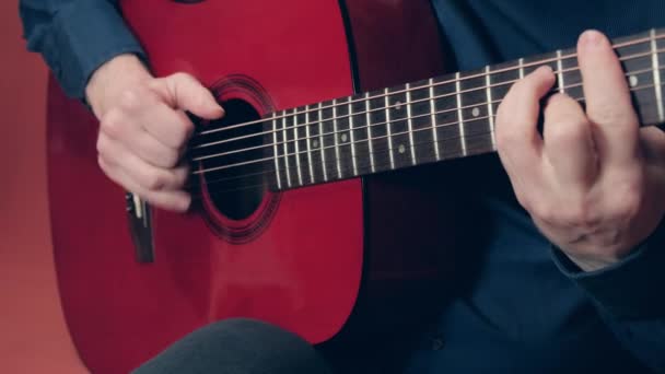 Ο άνθρωπος παίζει μεξικάνικη μουσική σε ακουστική κιθάρα - Πλάνα, βίντεο