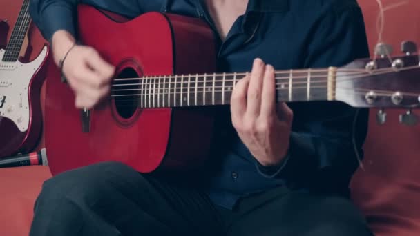 Mani di un uomo europeo suona una chitarra acustica - Filmati, video