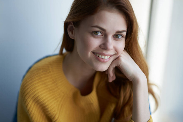гарна жінка в жовтому светрі посмішка привабливий вигляд домашнього інтер'єру
 - Фото, зображення