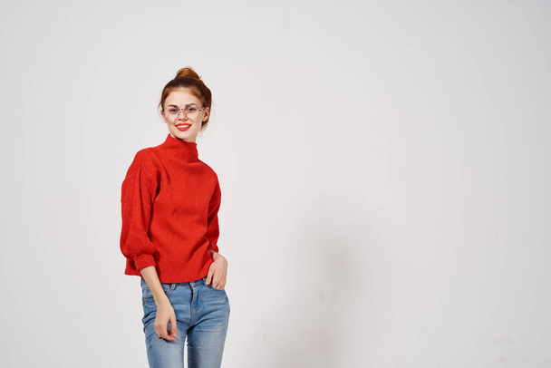femme en jeans et un pull sur un fond clair modèle Copy Space - Photo, image