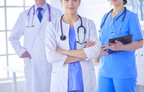 Grupo de médicos y enfermeras de pie en la habitación del hospital - Foto, imagen