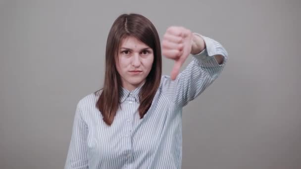 Menselijke hand duim naar beneden, geen goed teken, boos gezicht, negatief gebaar afkeer - Video
