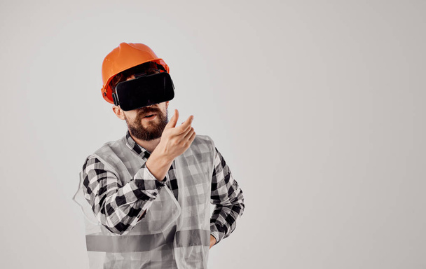 engenheiro civil em laranja capacete xadrez camisa 3d óculos gestos com as mãos - Foto, Imagem