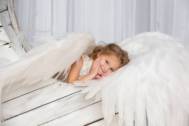 Tournage de Noël d'une jolie petite fille en studio avec des ailes - Photo, image